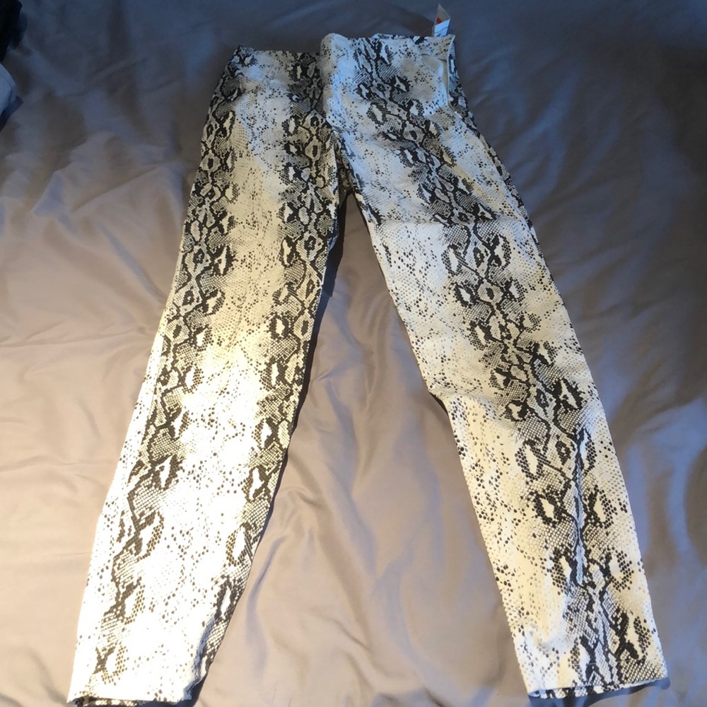 Skinny snake skin print pants